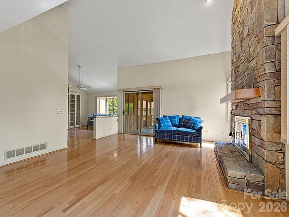 5th image of 1001 Red Oak Dr