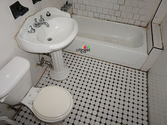5th image of 298 15th St APT 3L