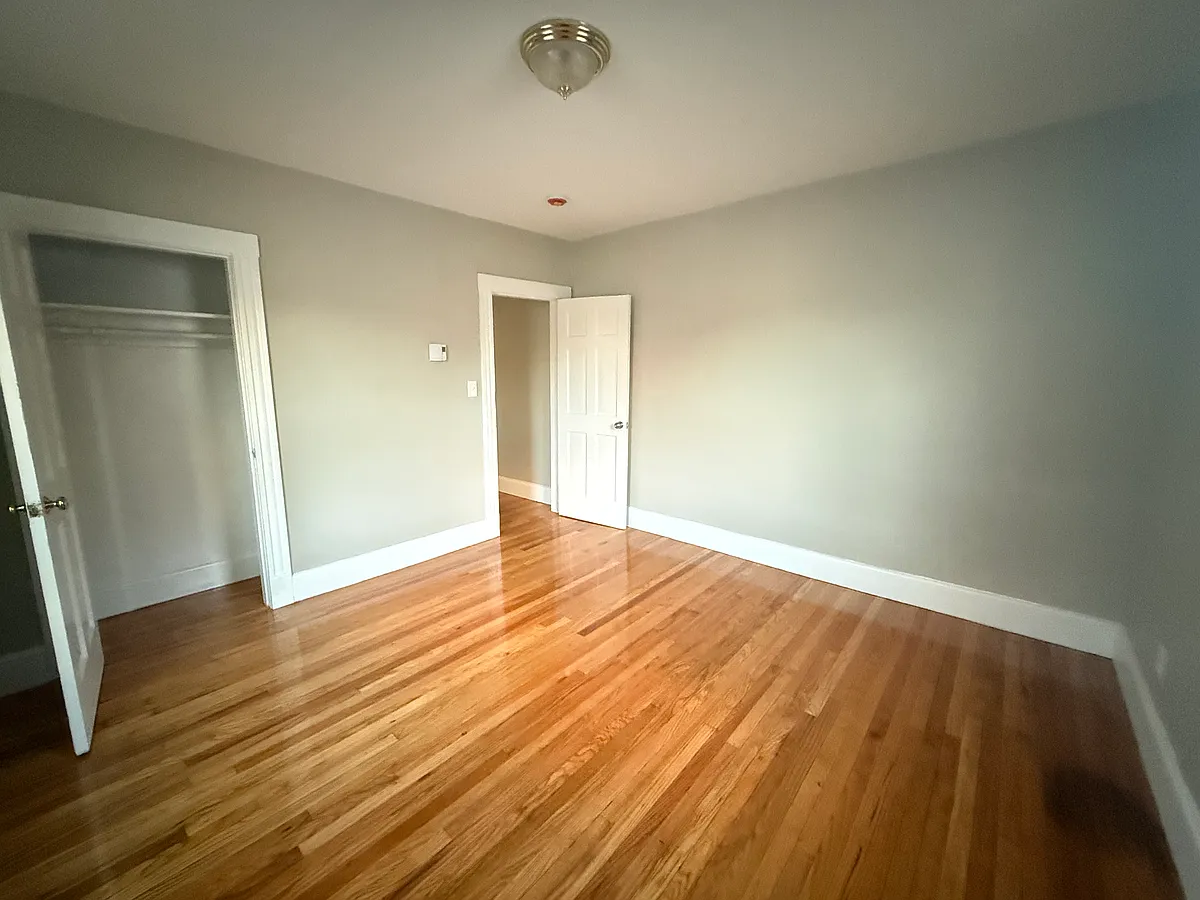 Building Photo - 135 Lawton Ave #6