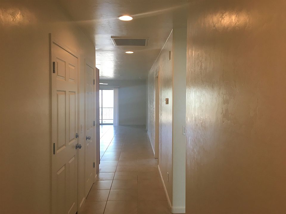 8436 E. Lakeshore Entry Hall