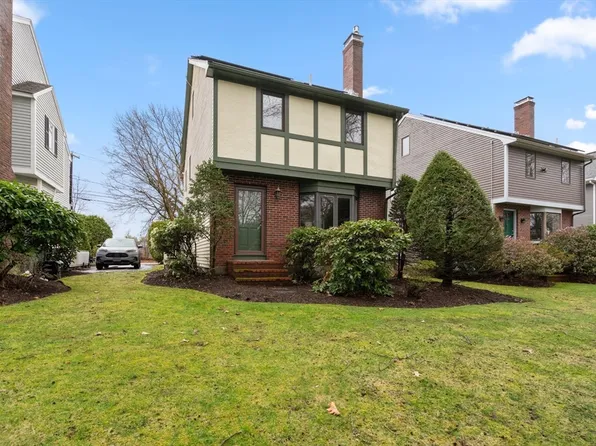 168 Brook Farm Rd #168, West Roxbury, MA 02132