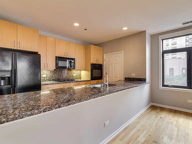 33 W Huron St #305 — Photo 8