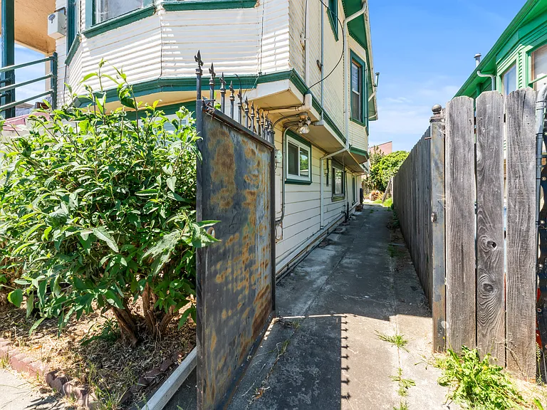 Side Gate leads to backyard