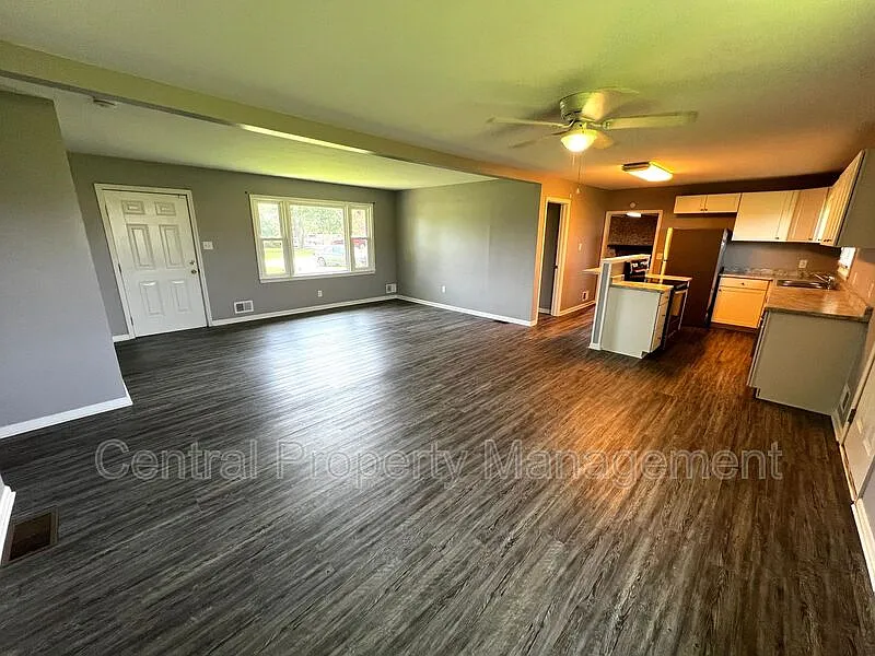 3 bed, 1.5 bath, 2027 sqft, $1,775 — Photo 3