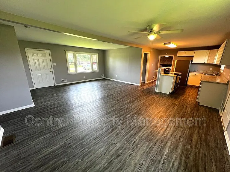 104 Madison Cir — Photo 3