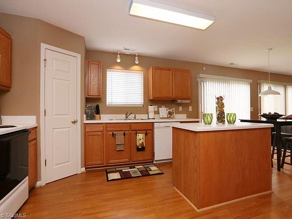 5th image of 815 Townsend Farm Dr