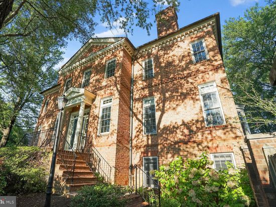 2053 Mayfair McLean Ct, Falls Church, VA 22043
