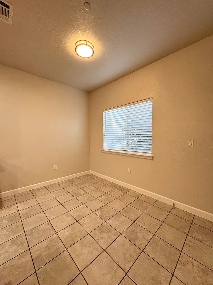 WY1437 — Photo 3