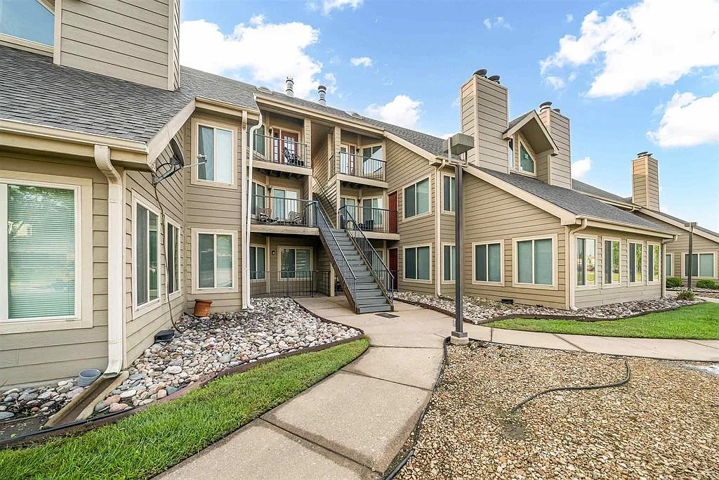 2 bed, 777 sqft, $1,195 — Photo 1