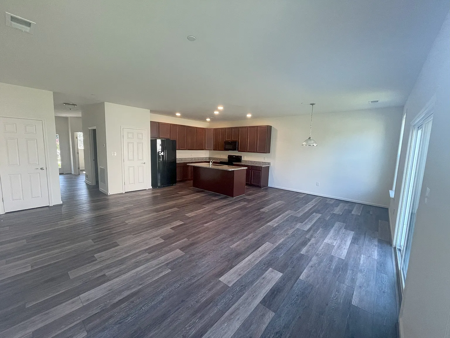 3 bed, 2.5 bath, 1800 sqft, $2,600 — Photo 2
