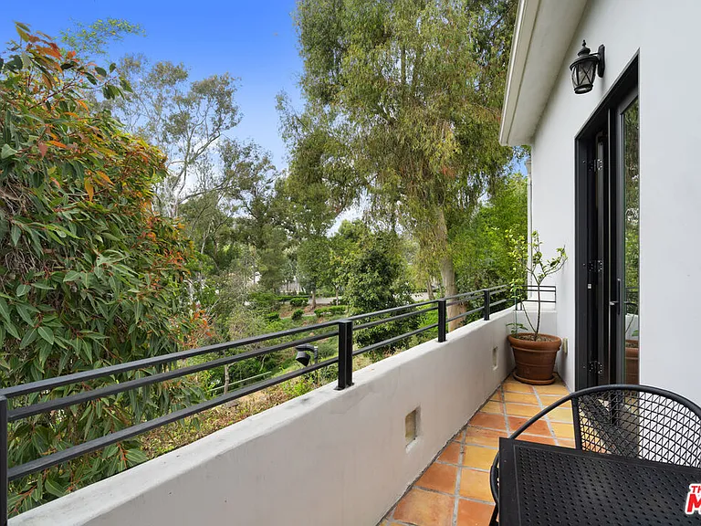 2065 Watsonia Ter — Photo 16