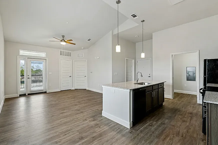 Sherwood Oaks — Photo 4