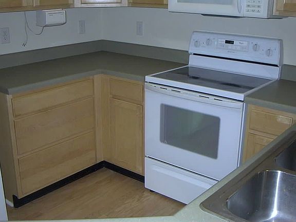 Crisp Clean Kitchen w/ Upgraded Cabinetry