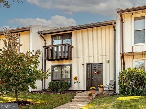 9 Carousel Ct, Sterling, VA 20164