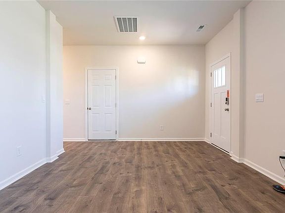 3rd image of 1527 Carisbrooke Dr