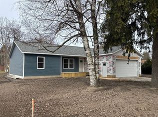 90 Gaige St, Croswell, MI 48422