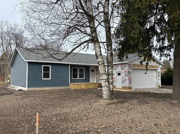90 Gaige St, Croswell, MI 48422