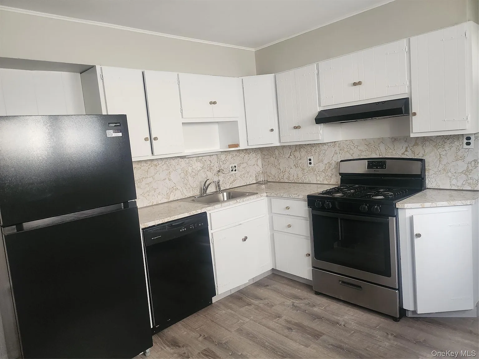 3 bed, 1.0 bath, 1114 sqft, $3,950 — Photo 2