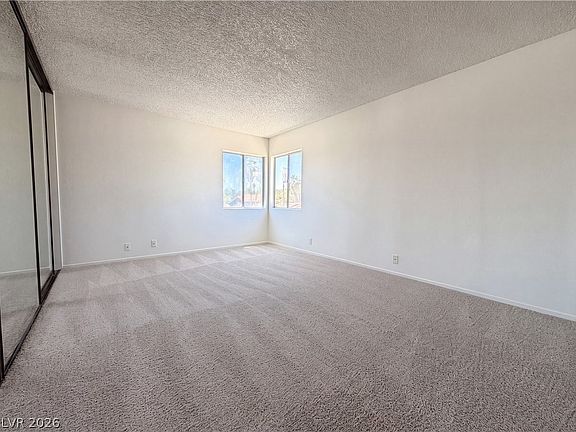 4th image of 3152 Viewcrest Ave