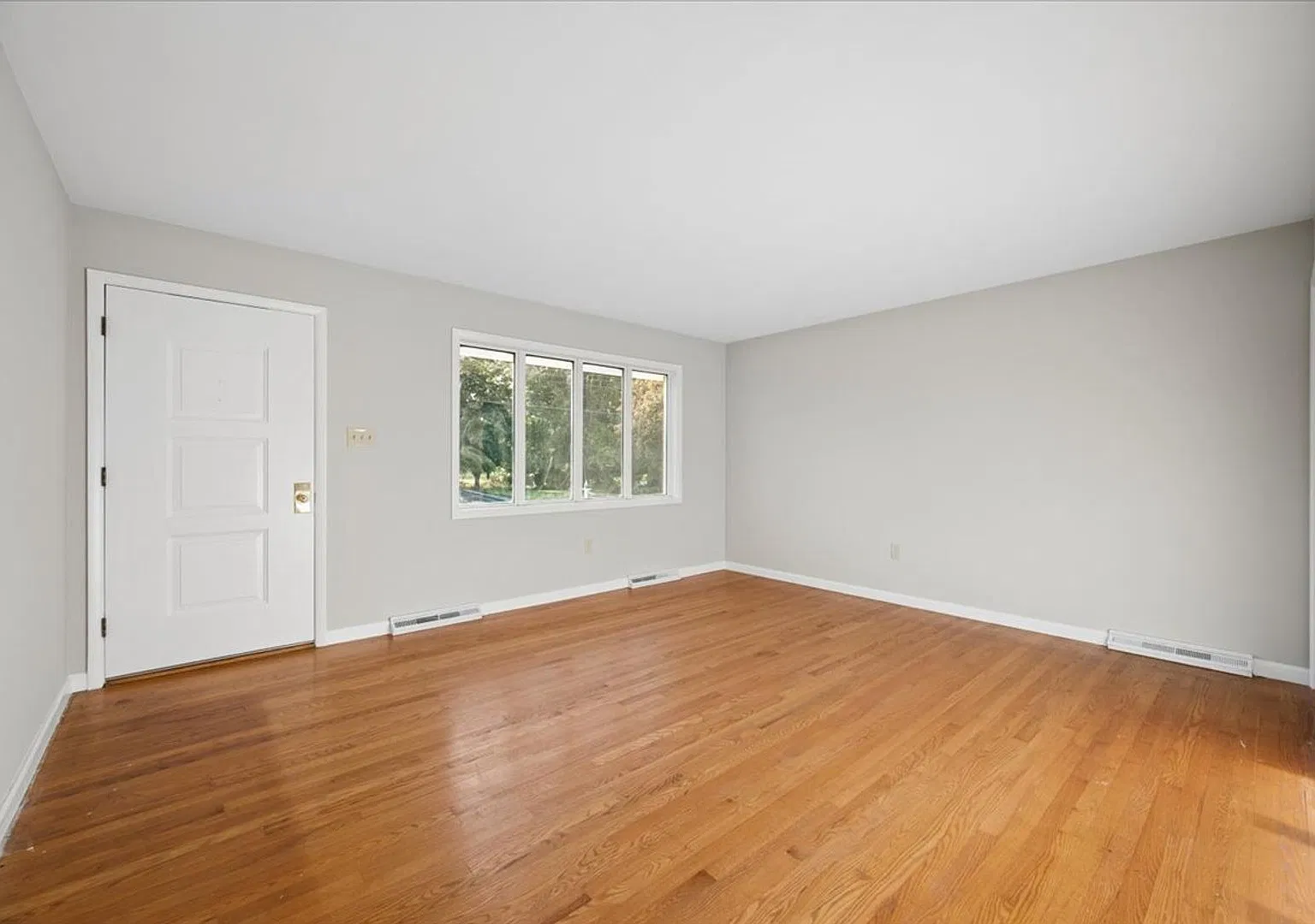 Single Family Living w/ Garage & Yard — Photo 2