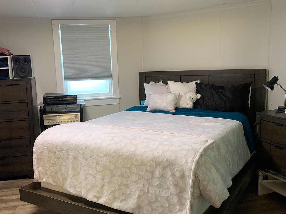 Nice big bedroom. Closet to the left.
