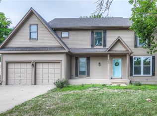 903 N Cedarcrest Dr, Olathe, KS 66061