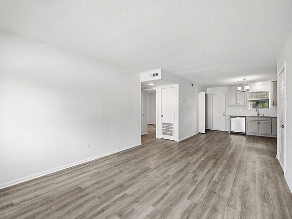 3rd image of 100 Ravenwood Dr APT A