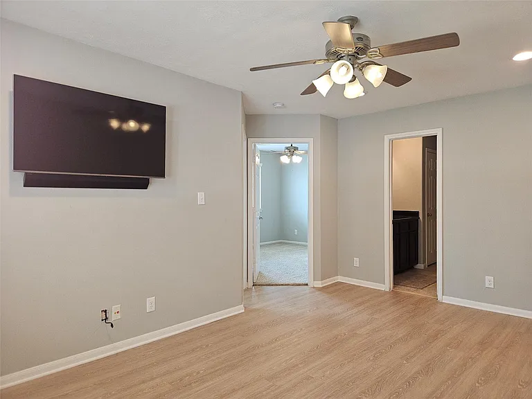 8517 Sunset Loch Dr — Photo 21