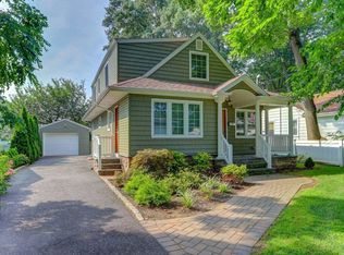 30 Highland View Dr, Bayville, NY 11709