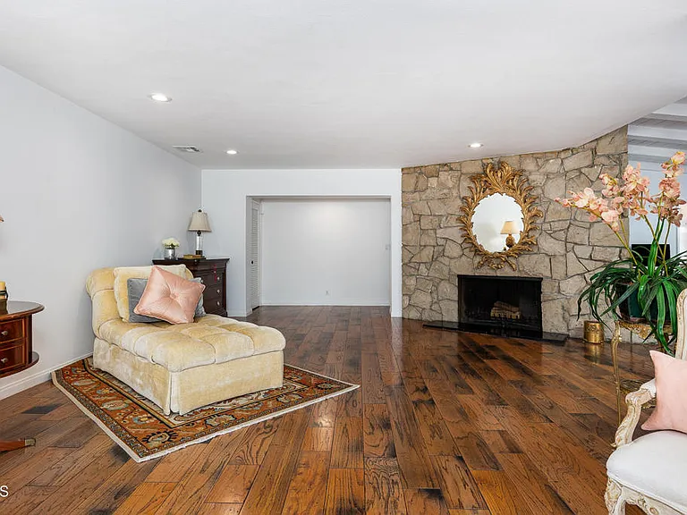 1660 S Oak Knoll Ave — Photo 9