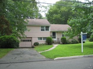 135 Godfrey Rd, Fairfield, CT 06825