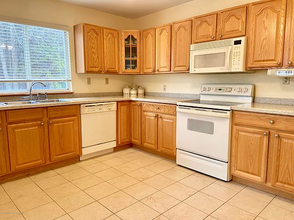 4th image of 680B Huntington Dr #B