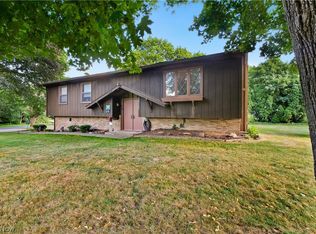 13180 Crestview Cir NW, Uniontown, OH 44685