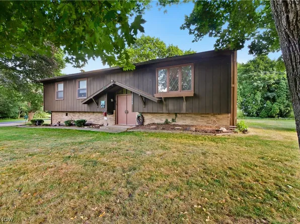 13180 Crestview Cir NW, Uniontown, OH 44685