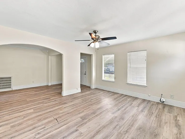 1012 W Hart Ave — Photo 6
