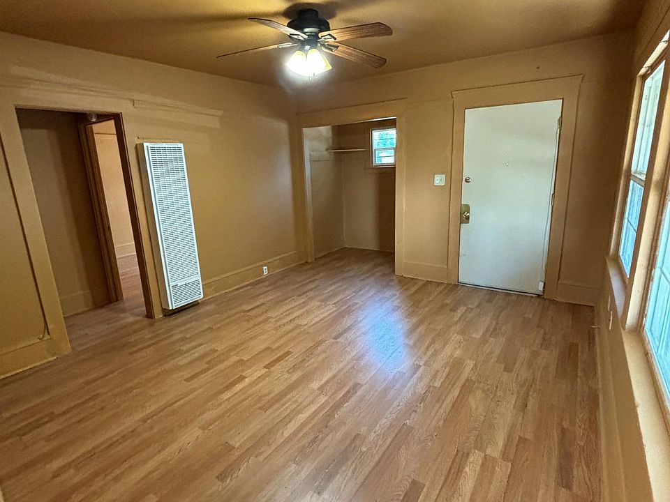 Living room (Angle 2)