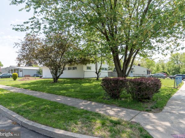 2 Edgewood Ln, Levittown, PA 19054