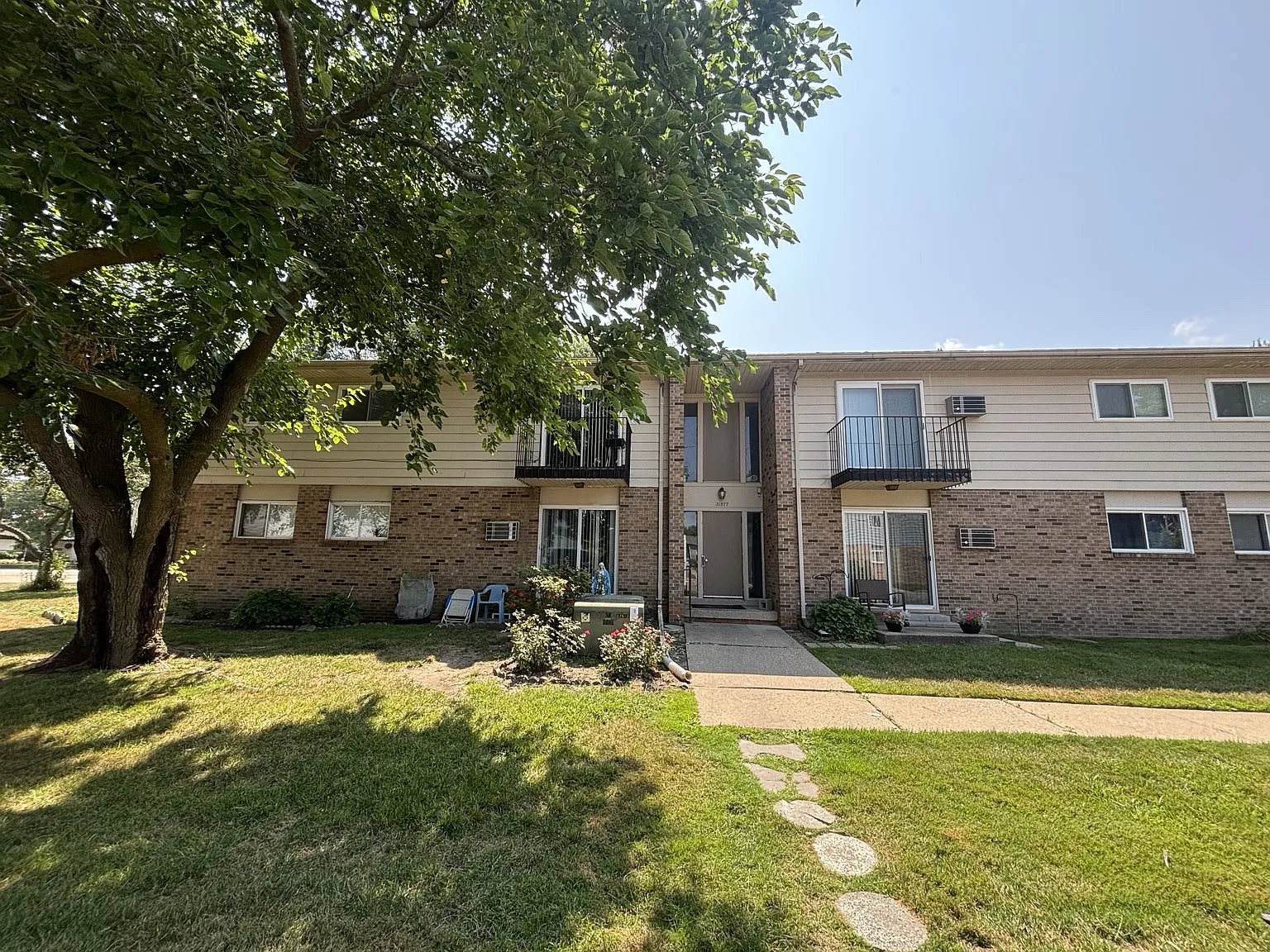 2 bed, 934 sqft, $1,300 — Photo 1
