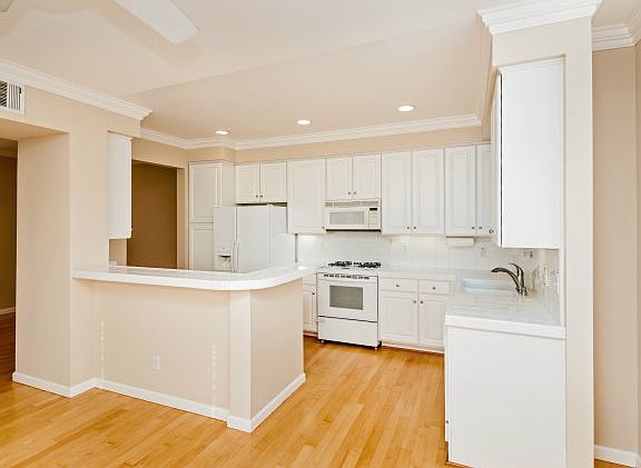 5th image of 900 E 3rd Ave