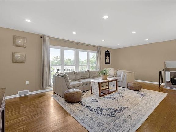 4th image of 3537 Meadow Gate Dr
