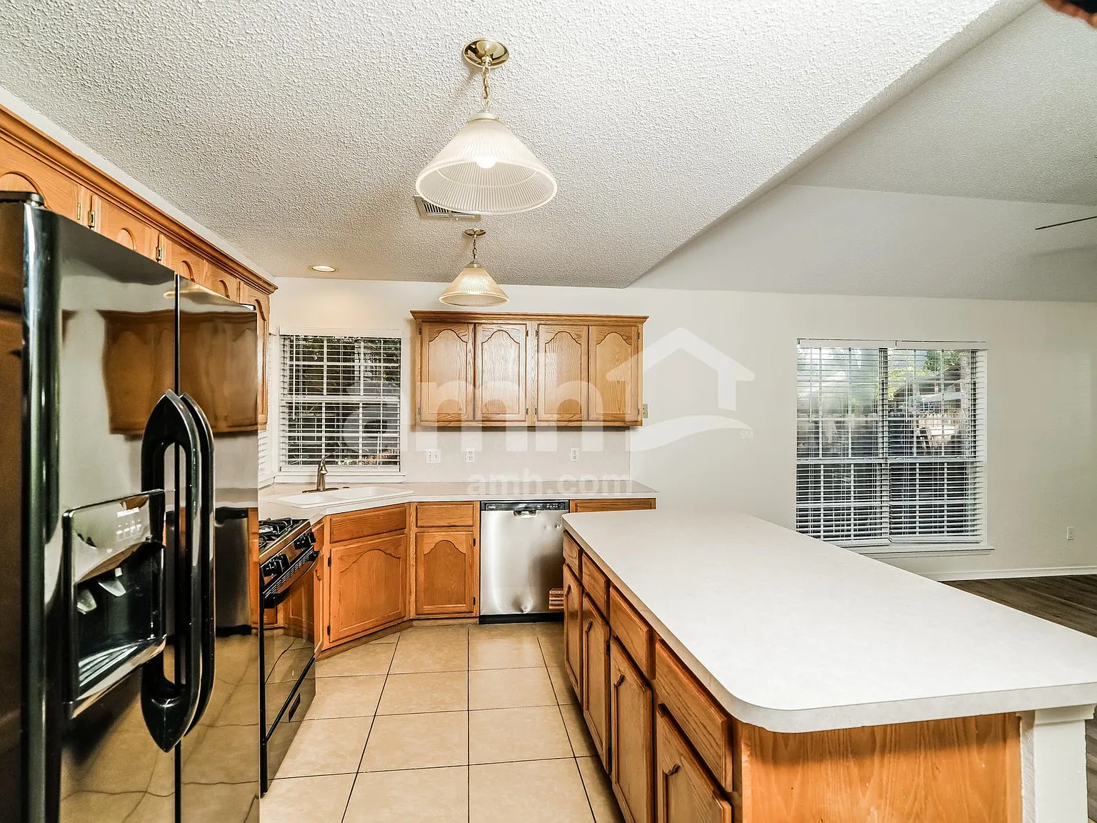 3 bed, 2.0 bath, 1896 sqft, $1,890 — Photo 3