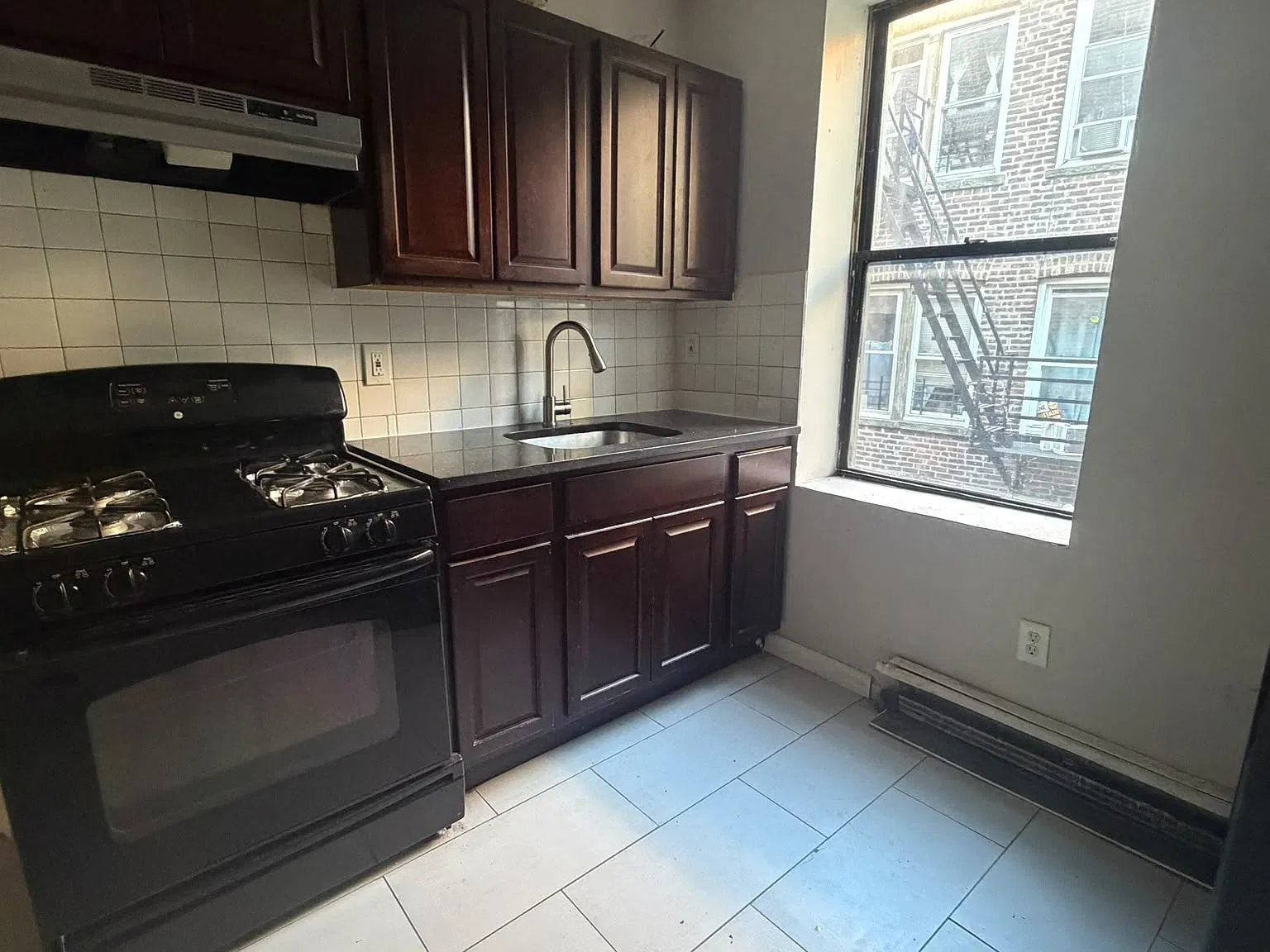 110 Warner Ave — Photo 2