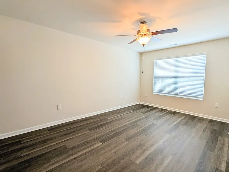 314 Honeystone St — Photo 9