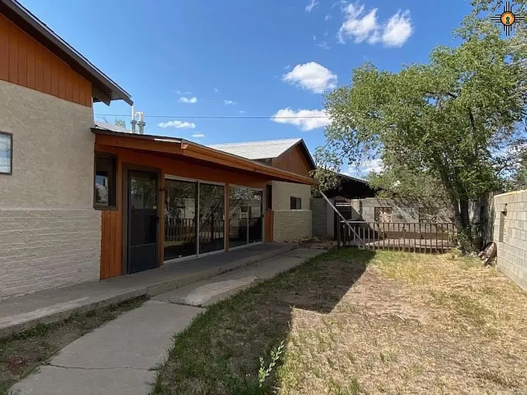 4 bed, 2.5 bath, 3600 sqft, $2,000 — Photo 1