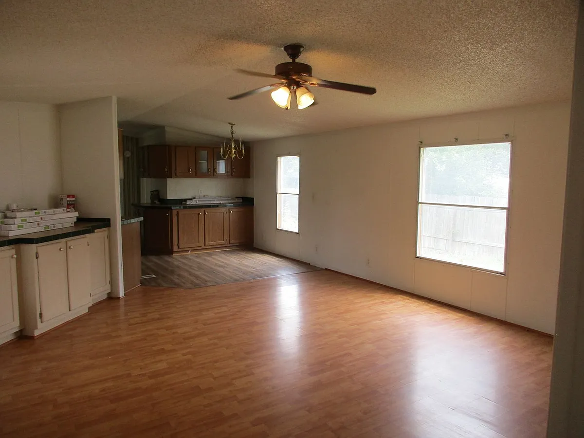 Building Photo - 921 Seneca Dr