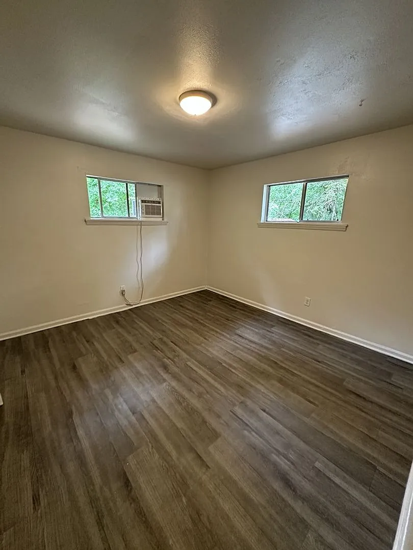 Move-In Ready 2 Bedroom Duplex Pet Friendly! — Photo 3