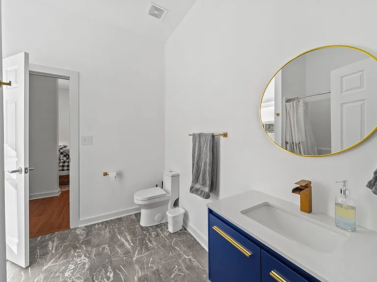 305 W 12th St — Photo 16