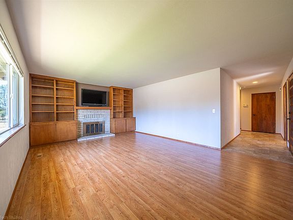 3rd image of 9892 Hillview Dr