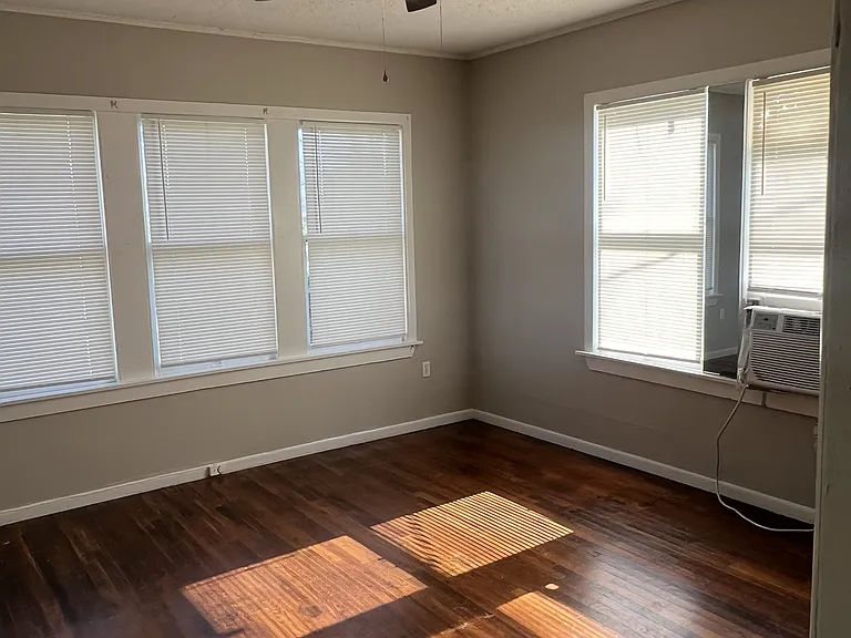 2402 Proctor Ave — Photo 9
