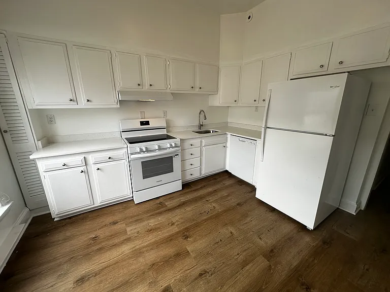 306 E St NE — Photo 23